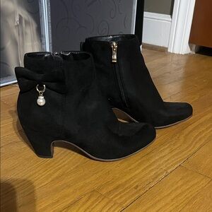 IDIFU Black Ankle Boots with Bow and Pearl Accent